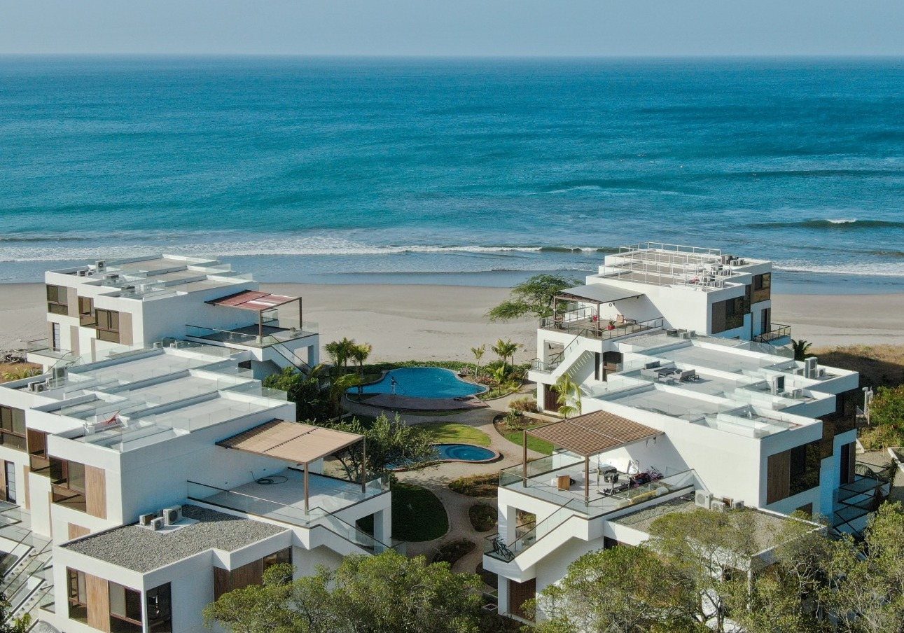 Costamar: vista aérea de un condominio frente al mar con piscina