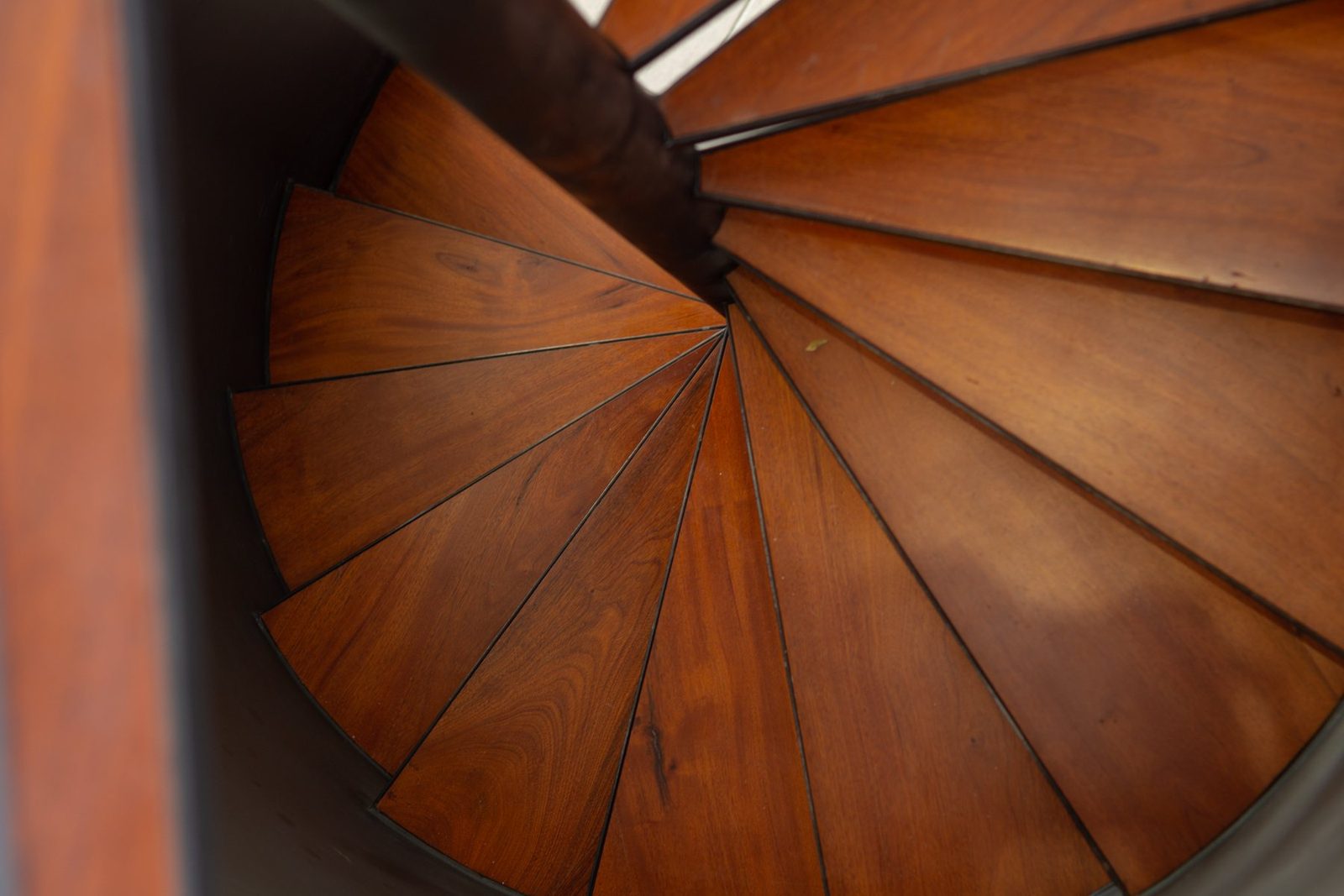 Escalera de caracol en madera vista desde arriba