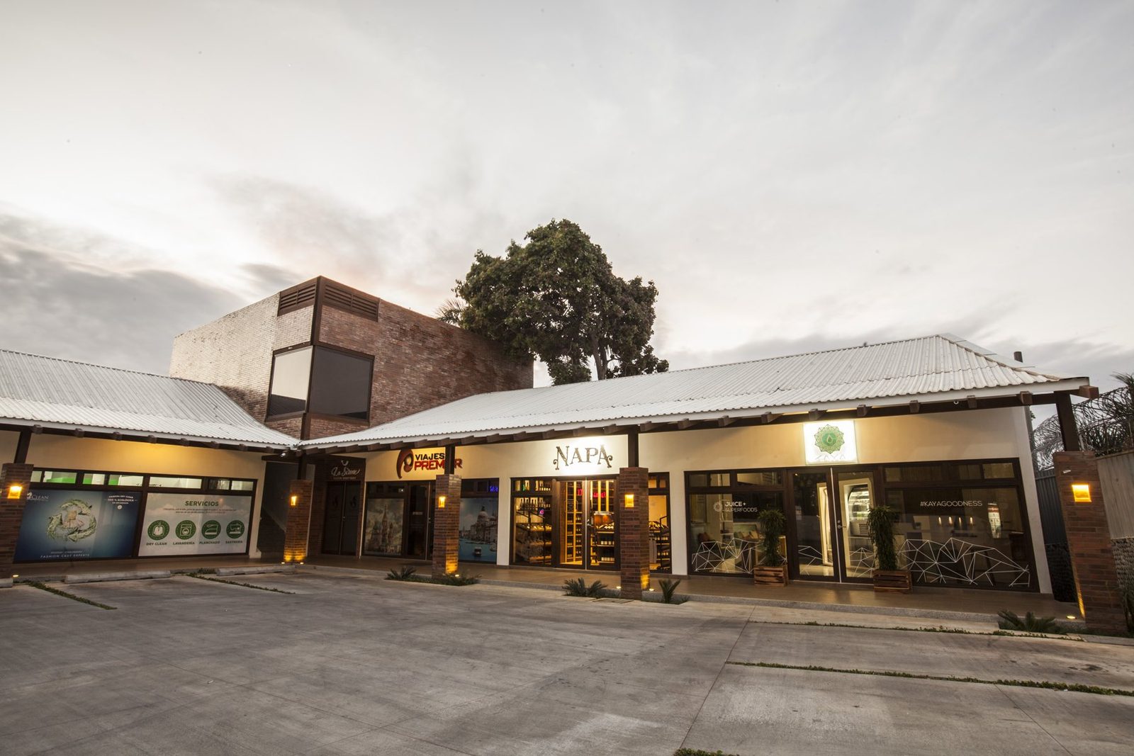 Plaza Las Sierritas: plaza comercial con locales iluminados al atardecer